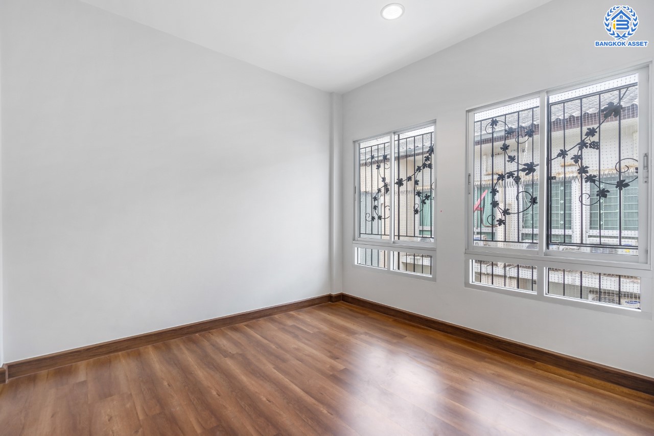 บ้านมือสองตกแต่งใหม่ ม.บ้านกลางเมืองสวิสทาวน์ เกษตร-นวมินทร์ แบรนด์ AP เนื้อที่ 20 ตร.ว. ฟังก์ชัน 3 ห้องนอน 3 ห้องน้ำ 2 ที่จอดรถ ชีวิตแสนสงบ สภาพแวดล้อมเยี่ยม เชื่อมต่อ ถ.พหลโยธิน, ถ.เกษตร-นวมินทร์ ใกล้ ม.เกษตร และรถไฟฟ้าสายสีเขียว "สถานีมหาวิทยาลัยเกษตรศาสตร์"...